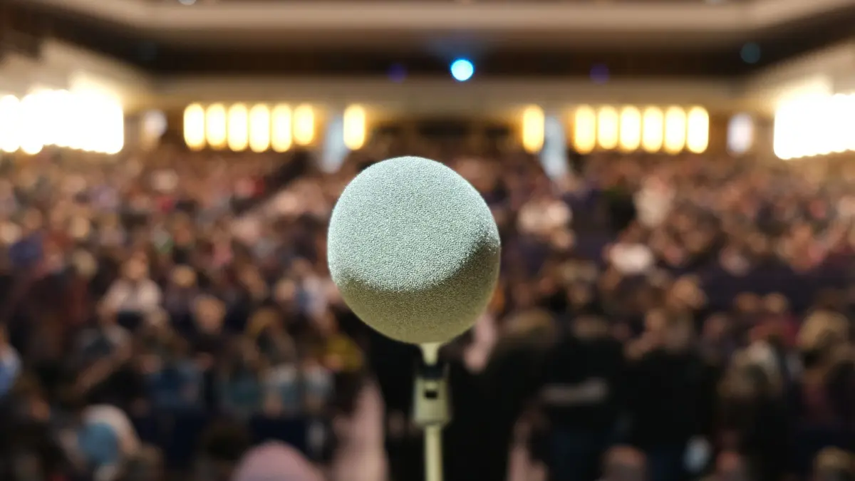 Deutsche Meisterschaften im Poetry-Slam: 01.11.2025, Sachsen, Chemnitz: Ein Mikrofon steht in der Stadthalle auf der Bühne. Dort findet das Finale der 29. Deutschen Meisterschaften im Poetry-Slam statt. (zu dpa: «Ayse Irem gewinnt Deutsche Meisterschaft im Poetry Slam») Foto: Sebastian Willnow/dpa +++ dpa-Bildfunk +++