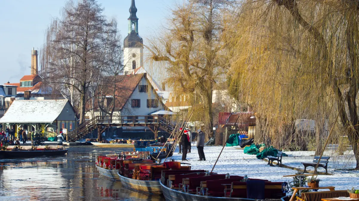Viele Kähne stehen am 08.12.2012 im winterlichen Spreewaldhafen in Lübbenau (Brandenburg). Touristen konnten an diesem Tag vom Weihnachtsmarkt am Hafen in Lübbenau mit Kähnen durch die Winterlandschaft zum Weihnachtsmarkt im Freilandmuseum nach Lehde fahren. Foto: Patrick Pleul/dpa ++ +++ dpa-Bildfunk +++