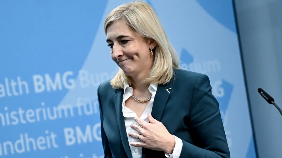 Bundegesundheitsminmisterin Warken zu Triage-Regelung: 04.11.2025, Berlin: Nina Warken (CDU), Bundesministerin für Gesundheit, geht vom Pult nach ihrem Statement zur Entscheidung des Bundesverfassungsgerichts zur Beschwerde von Ärzten gegen die Triage-Regelung im Infektionsschutzgesetz des Bundes. Foto: Britta Pedersen/dpa +++ dpa-Bildfunk +++