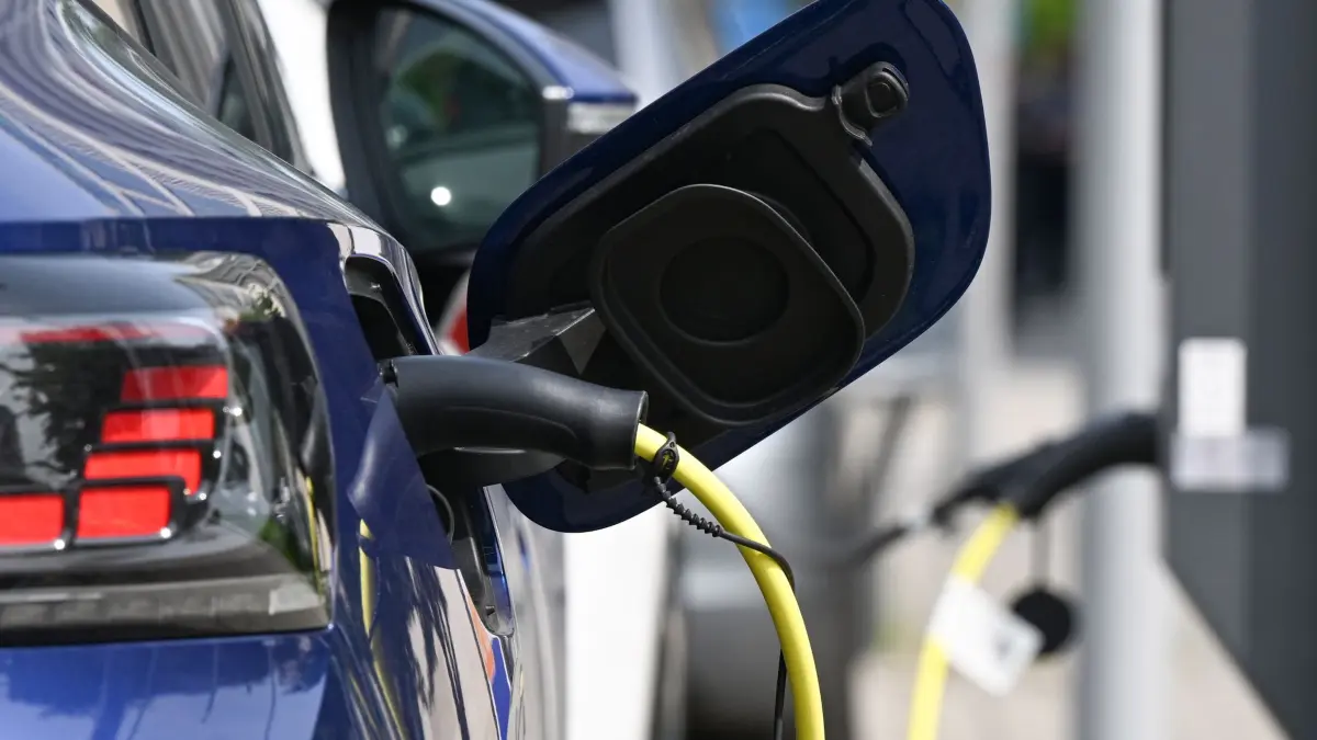 Ladesäule für E-Autos: ARCHIV - 06.08.2025, Baden-Württemberg, Stuttgart: E-Fahrzeuge werden an einer Ladesäule mit Strom aufgeladen. (zu dpa: «Wo E-Auto-Fahrer im Südwesten am einfachsten laden») Foto: Bernd Weißbrod/dpa +++ dpa-Bildfunk +++