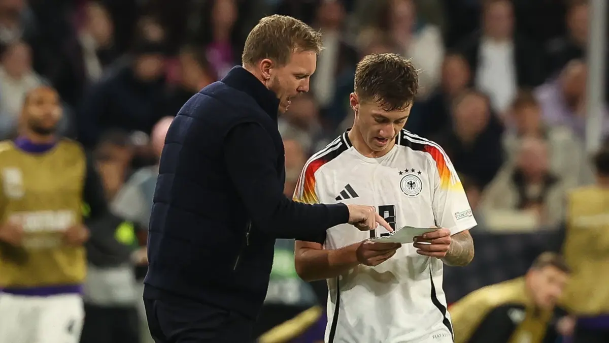 Angelo Stiller 19 Deutschland bekommt Anweisungen auf einem Zettel von Bundestrainer Julian Nagelsmann Deutschland, Deutschland vs. Niederlande, Fussball, UEFA Nations League, Gruppe C, 14.10.2024 Muenchen Bayern Deutschland *** Angelo Stiller 19 Germany receives instructions on a piece of paper from national coach Julian Nagelsmann Germany , Germany vs Netherlands, Football, UEFA Nations League, Group C, 14 10 2024 Munich Bavaria Germany Copyright: xkolbert-press/ChristianxKolbertx