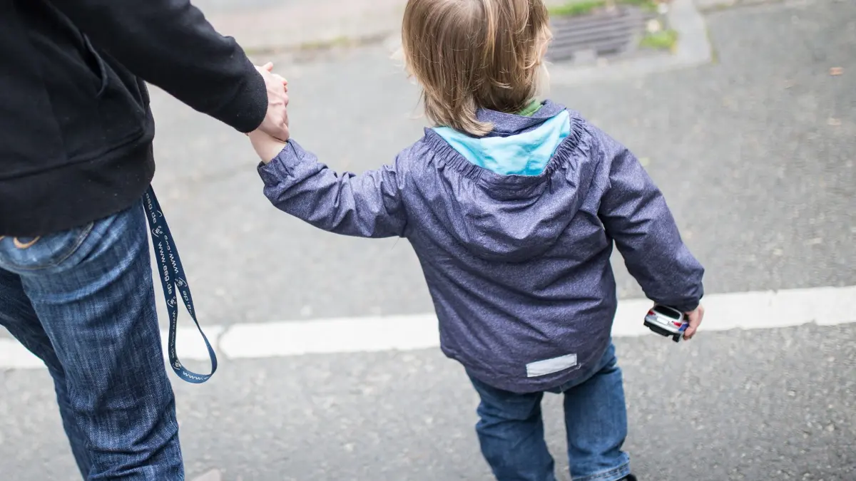 Pflegefamilien: ARCHIV - 01.07.2016, Nordrhein-Westfalen, Dortmund: Eine Frau hält ein Kind an der Hand. (Symbolbild) (zu dpa: «In Hessen mangelt es an Pflegefamilien») Foto: Marcel Kusch/dpa +++ dpa-Bildfunk +++