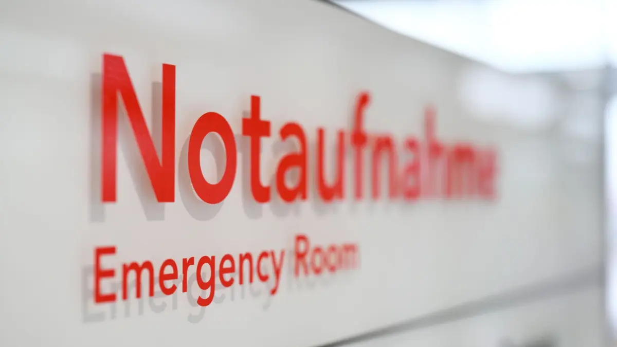 Schild Notaufnahme: ARCHIV - 08.09.2025, Baden-Württemberg, Stuttgart: Auf einem Schild in einem Krankenhaus ist das Wort „Notaufnahme“ zu sehen. (zu dpa: «Neue Wege für Notfallpatienten – Entlastung für Rettungsstellen») Foto: Marijan Murat/dpa +++ dpa-Bildfunk +++