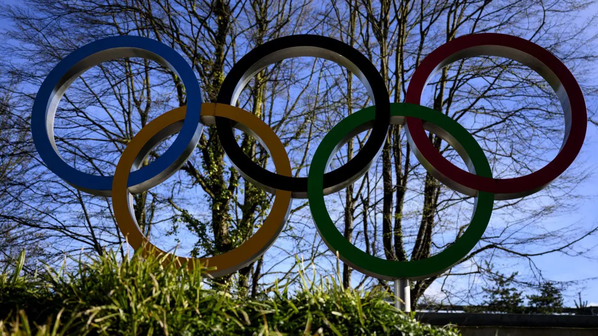 Olympische Ringe: ARCHIV - 19.03.2024, Schweiz, Lausanne: Olympische Ringe stehen vor dem Olympischen Haus, dem Sitz des Internationalen Olympischen Komitees (IOC). Die Spitze des IOC berät auf einer Sitzung über die Frage, ob Athletinnen und Athleten aus Russland an der Eröffnungsfeier der Sommerspiele von Paris teilnehmen dürfen. (zu dpa: «Kein Olympia-Start: Russen klagen gegen Quali-Ausschluss») Foto: Laurent Gillieron/KEYSTONE/dpa +++ dpa-Bildfunk +++