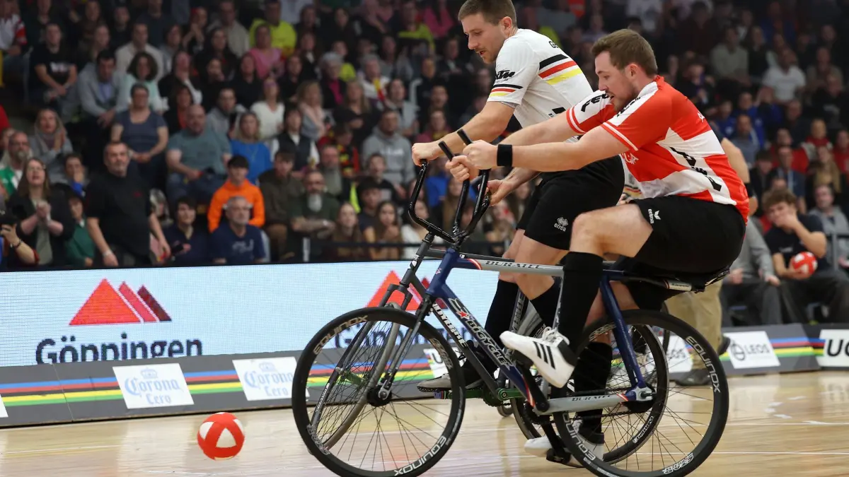 BAU// 09.11.2025 Göppingen Kunstrad UCI Hallenrad WM 2025, Radball Finale, v.l. Bernd Mlady (GER), Patrick Schnetzer (AUT)