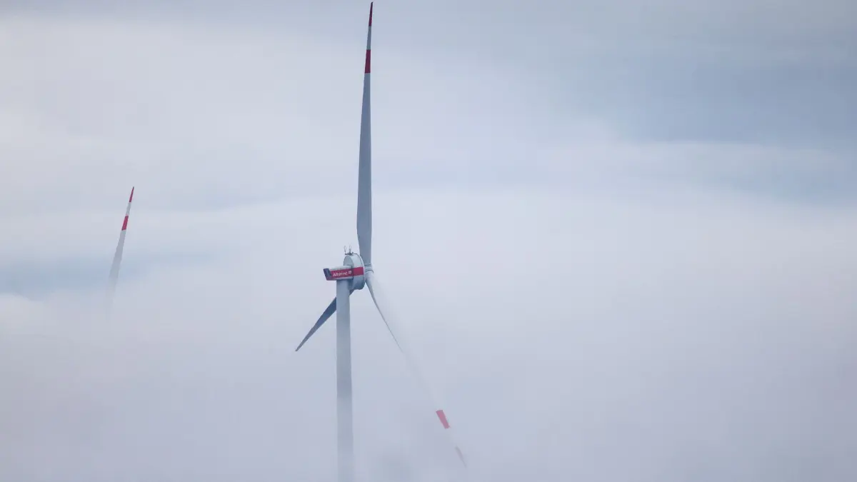 Wetter in Baden-Württemberg: 09.11.2025, Baden-Württemberg, Langenenslingen: Windräder ragen auf der Schwäbischen Alb aus dem Nebel. Foto: Thomas Warnack/dpa +++ dpa-Bildfunk +++