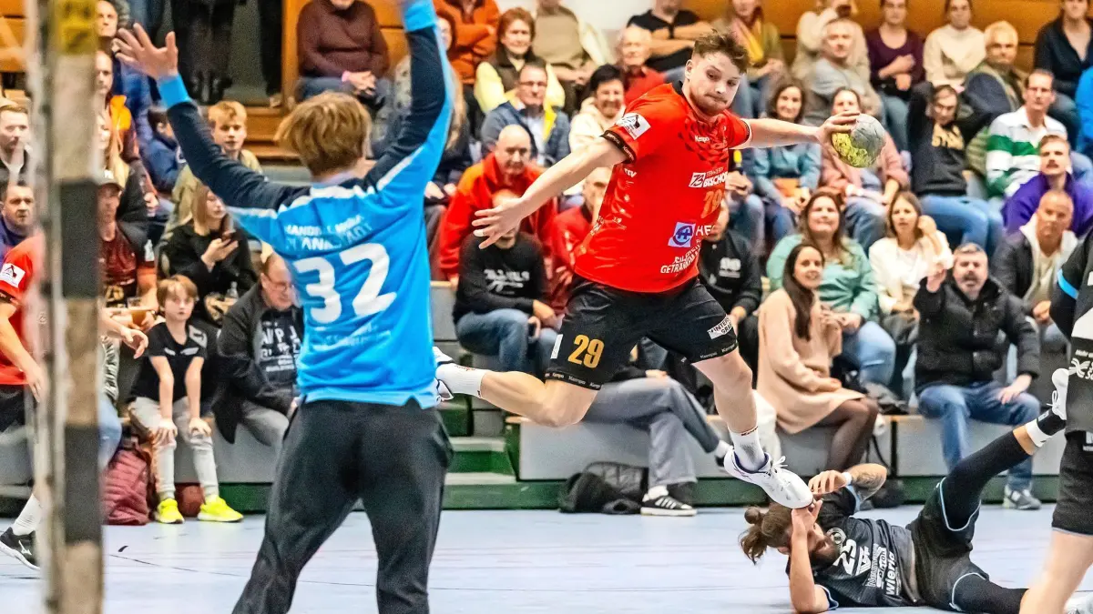 Handball Habo Beilstein Langhanshalle Männer SG Schozach Bottwartal (rot)- Handball Wölfe Plankstadt (schwarz), 29 Fabian Kornmann, Foto: Andreas Essig