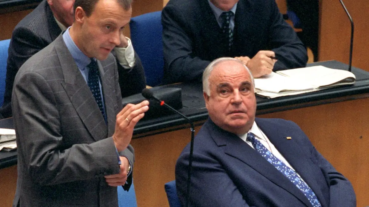 Friedrich Merz wird 70: 13.11.1998, Nordrhein-Westfalen, Bonn: Der damakls stellvertretende Vorsitzende der CDU/CSU-Fraktion, Friedrich Merz (l), antwortet neben Altbundeskanzler Helmut Kohl am 13.11.1998 im Bonner Bundestag auf die Rede des damaligen Bundesfinanzministers Lafontaine, der das Steuerreformgesetz der neuen Bundesregierung erläuterte. Friedrich Merz Merz wird am 11. November 70 Jahre alt. Foto: Tim Brakemeier/dpa +++ dpa-Bildfunk +++