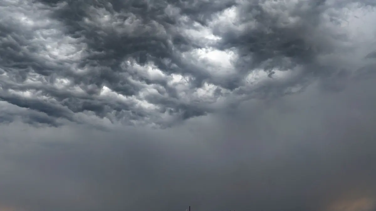 Gewitter in Duisburg (Symbolbild): ARCHIV - 13.08.2024, Nordrhein-Westfalen, Duisburg: Ein Gewitter mit dunklen Wolken zieht über Duisburg auf (Aufnahme mit Drohne). (zu dpa: «Trotz Regens im Oktober: Jahr insgesamt zu trocken») Foto: Christoph Reichwein/dpa +++ dpa-Bildfunk +++