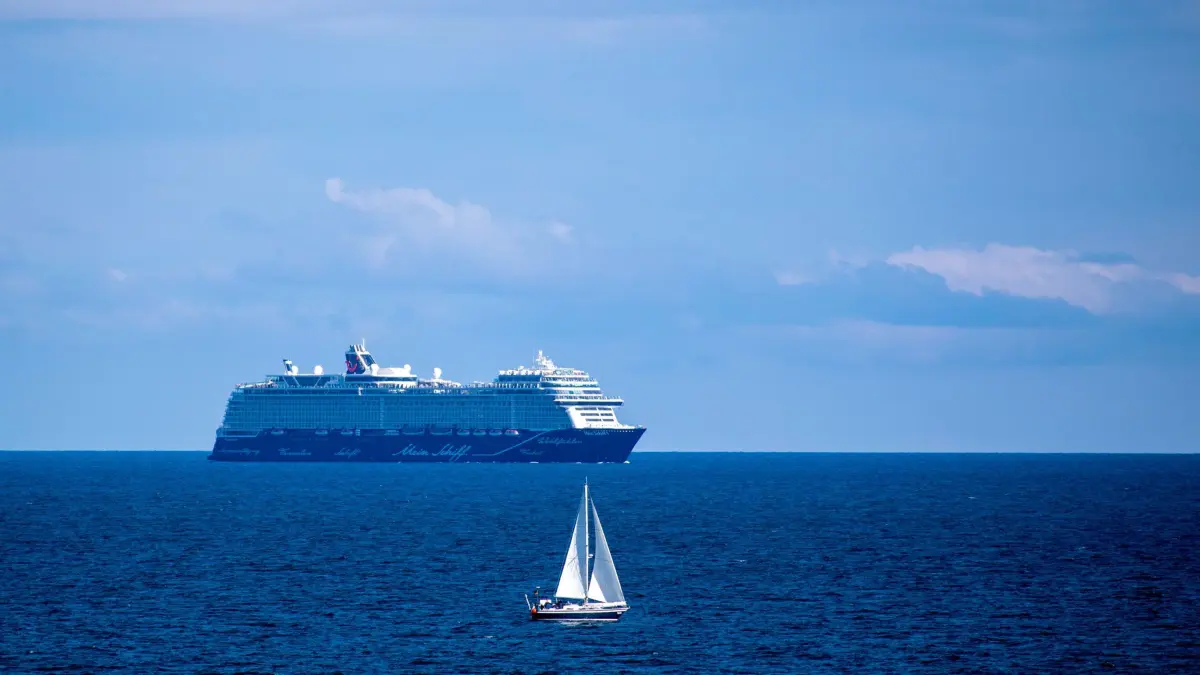 ARCHIV - 29.08.2020, Mecklenburg-Vorpommern, Sassnitz: Zum Themendienst-Bericht von Joachim Hauck vom 16. März 2021: Reisen sind derzeit praktisch kaum möglich - doch Tui Cruises ist mit der «Mein Schiff 1» und «2» rund um die Kanaren unterwegs. (zu dpa: «Katamaran mit mehr als 50 Kreuzfahrt-Urlaubern gesunken») Foto: Jens Büttner/dpa-Zentralbild/dpa-tmn +++ dpa-Bildfunk +++