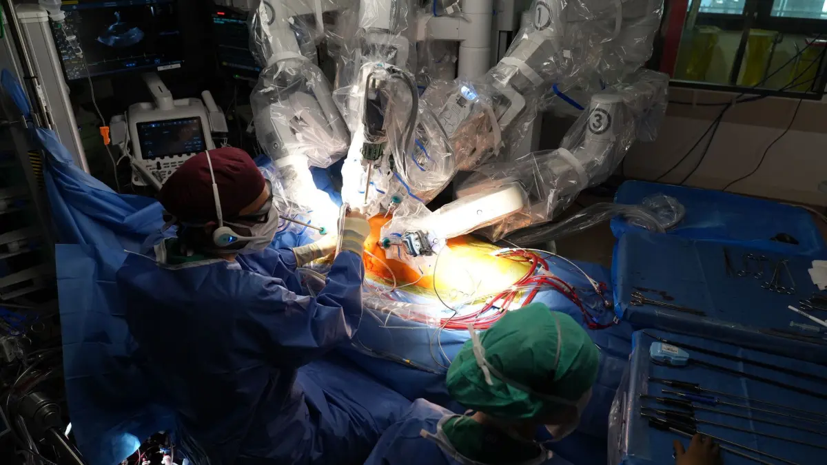 Robotergestützte Operation in der Herzchirurgie - Charite Berlin: PRODUKTION - 06.11.2025, Berlin: Medizinische Fachkräfte operieren am Herzen eines Patienten mit dem ersten OP-Roboter in der Herzchirurgie am Deutschen Herzzentrum der Charité in Berlin. Foto: Manuel Genolet/dpa +++ dpa-Bildfunk +++