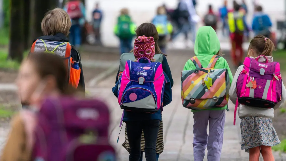 Schüler Schulkinder Grundschule Grundschüler Schulweg Symbolfoto Schwabo