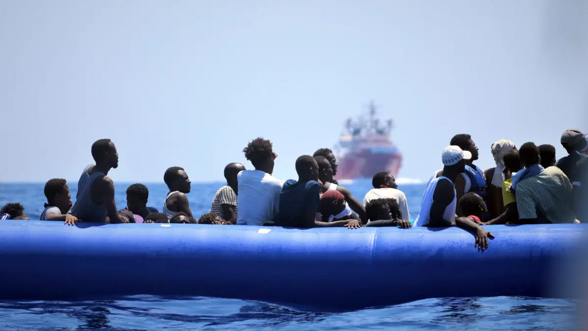 Seenotrettung im Mittelmeer - „Ocean Viking“: ARCHIV - 12.08.2019, ---, Mediterranean Sea: Migranten sitzen in einem Schlauchboot und warten darauf vom Rettungsschiff der Hilfsorganisationen SOS Méditerranée und Ärzte ohne Grenzen "Ocean Viking" aufgenommen zu werden. Das Schiff mit 356 geretteten Migranten sucht nach einem sicheren Hafen. Die beiden nächstgelegenen europäischen Länder - Italien und Malta - verweigern Rettungsschiffen aber immer wieder die Einfahrt in ihre Häfen und wollen, dass andere EU-Staaten vorab eine Aufnahme der Migranten zusichern. (zu dpa: «Ärzte ohne Grenzen jetzt mit kleinerem Schiff») Foto: Hannah Wallace Bowman/MSF/Sos Mediterranee/dpa +++ dpa-Bildfunk +++