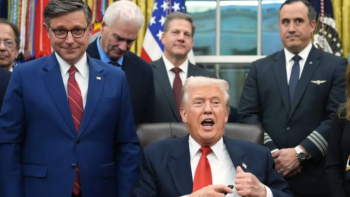 Shutdown USA: 12.11.2025, USA, Washington: US-Präsident Donald Trump spricht nach der Unterzeichnung eines Gesetzespakets zum Ende des wochenlangen Teilstillstands der US-Regierungsgeschäfte. Foto: Jacquelyn Martin/AP/dpa +++ dpa-Bildfunk +++