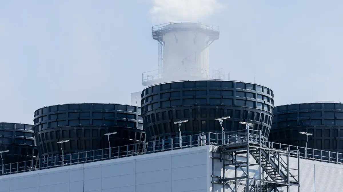 Gas- und Dampfturbinenanlage Herne 6: ARCHIV - 01.09.2022, Nordrhein-Westfalen, Herne: Blick auf das neue Gas- und Dampfturbinenkraftwerk (GuD) von Steag und Siemens neben dem Steinkohlekraftwerk Herne (nicht im Bild). Es hatte 2022 seinen kommerziellen Betrieb aufgenommen. (zu dpa: «Neue Gaskraftwerke: Energiekonzerne stehen «in Startlöchern»») Foto: Rolf Vennenbernd/dpa +++ dpa-Bildfunk +++