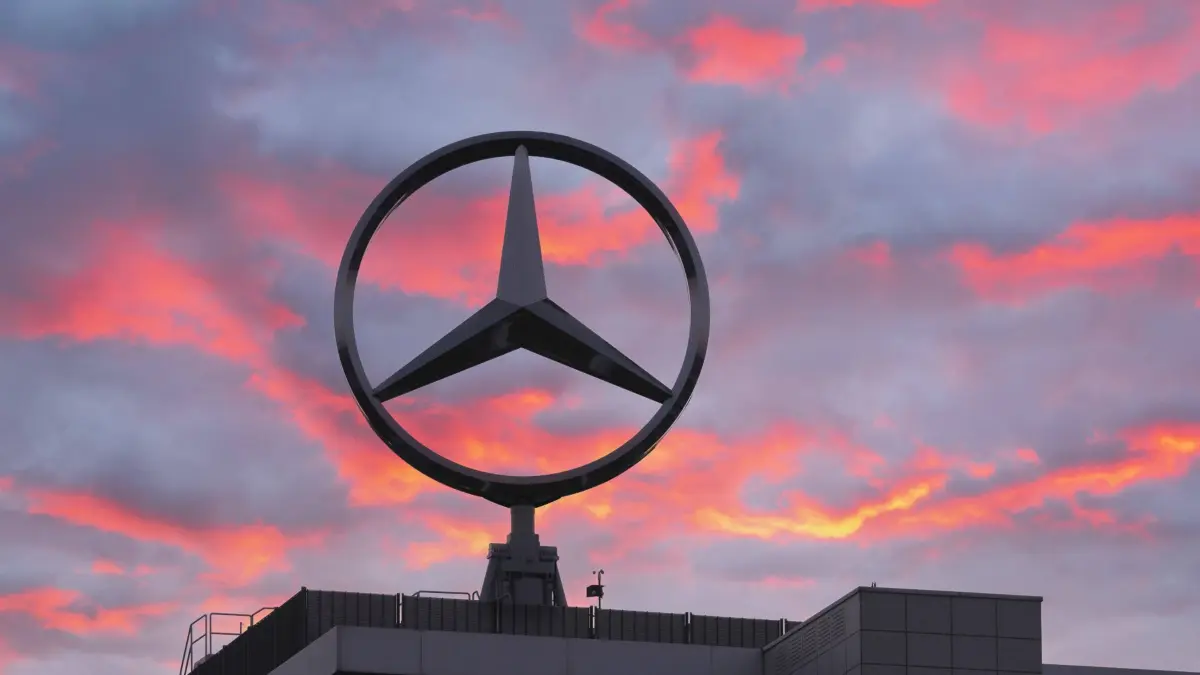 Mercedes-Stern, Abendrot, Daimler, Mercedes-Benz, Konzernzentrale, Stuttgart-Untertürkheim, Baden-Württemberg, Deutschland, Europa *** Mercedes star, evening glow, Daimler, Mercedes Benz, Group headquarters, Stuttgart Untertürkheim, Baden Württemberg, Germany, Europe Copyright: imageBROKER/Lilly ibxtke06967942.jpg Bitte beachten Sie die gesetzlichen Bestimmungen des deutschen Urheberrechtes hinsichtlich der Namensnennung des Fotografen im direkten Umfeld der Veröffentlichung!