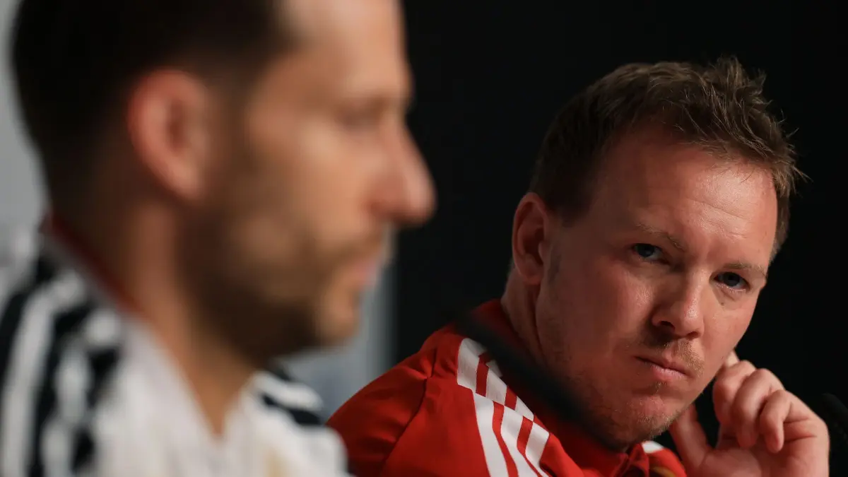 WM-Qualifikation, vor dem Gruppenspiel gegen die Slowakei: 16.11.2025, Sachsen, Leipzig: Fußball: Nationalmannschaft, WM-Qualifikation, vor dem Spiel Deutschland - Slowakei, Pressekonferenz Deutschland, Bundestrainer Julian Nagelsmann (r) und Torwart Oliver Baumann nehmen an der Pressekonferenz teil. Foto: Jan Woitas/dpa +++ dpa-Bildfunk +++