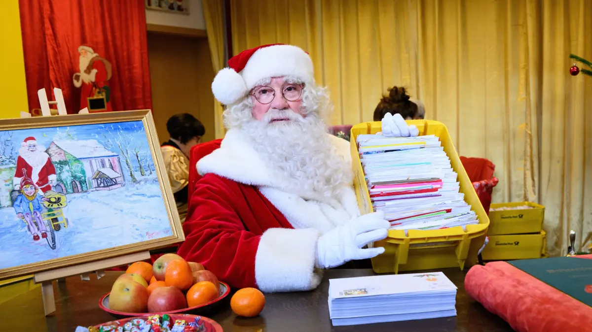 Der Weihnachtsmann im Weihnachtspostamt in Himmelpfort (Brandenburg).