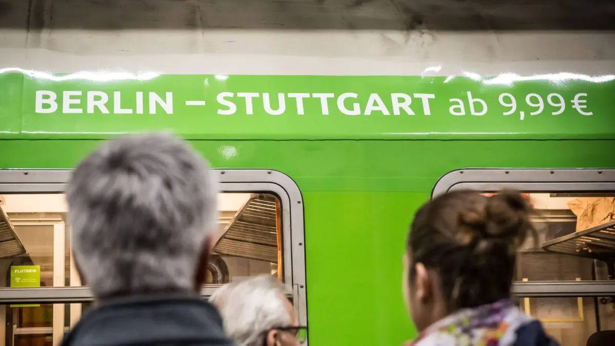 Die neue Verbindung Berlin-Stuttgart der Privatbahn Flixtrain hat am 27.04.2018 um 21:30 Uhr den Stuttgarter Hauptbahnhof auf Gleis 15 erreicht.
