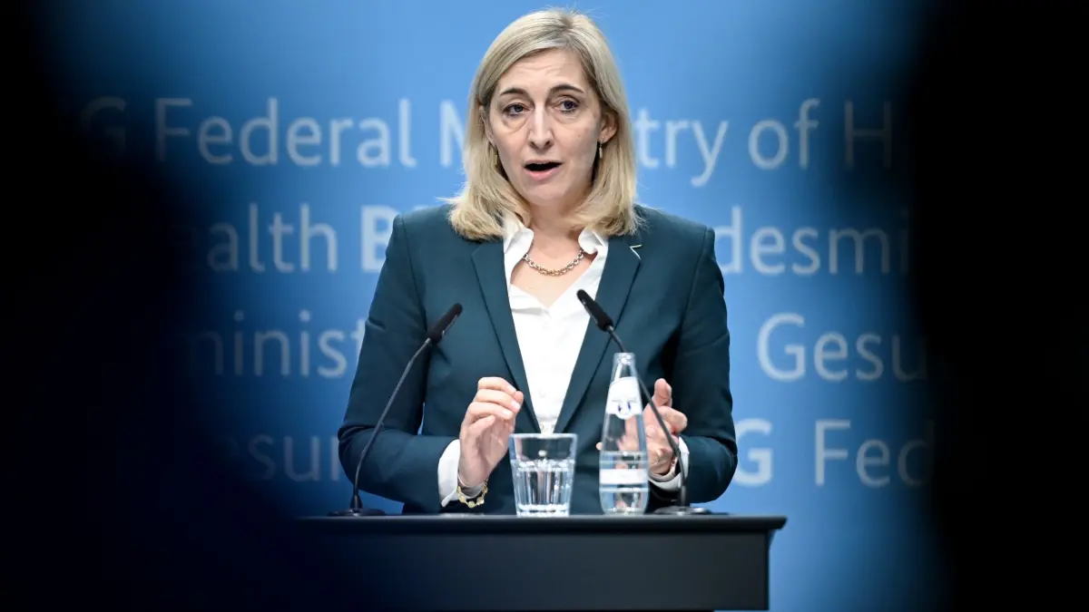 Bundesgesundheitsministerin Warken: ARCHIV - 04.11.2025, Berlin: Nina Warken (CDU), Bundesministerin für Gesundheit, spricht bei einem Statement. (zu dpa: «Warken warnt Länder vor Stopp des Sparpakets für stabile Beiträge») Foto: Britta Pedersen/dpa +++ dpa-Bildfunk +++