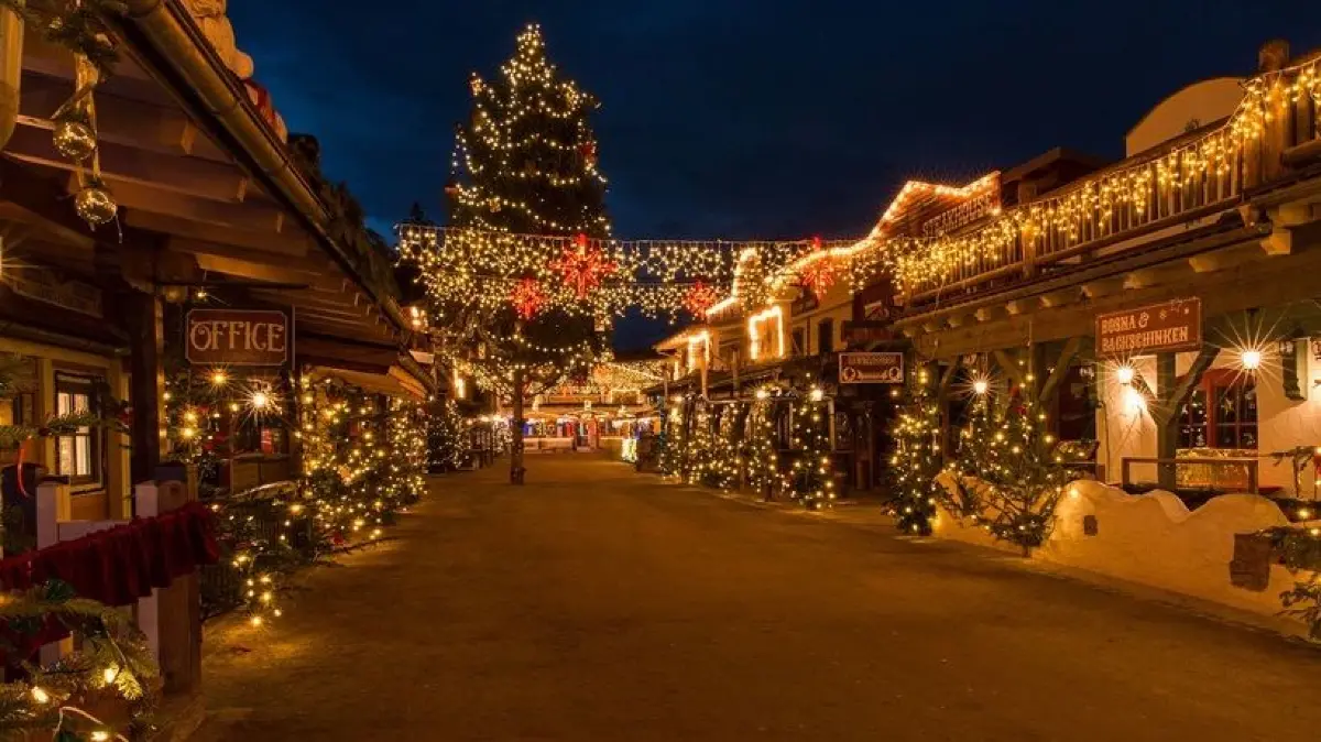 Winter Western Wonderland - Ende November verwandelt sich die Westernstadt Pullman City (Eging am See) in ein Weihnachtswunderland.