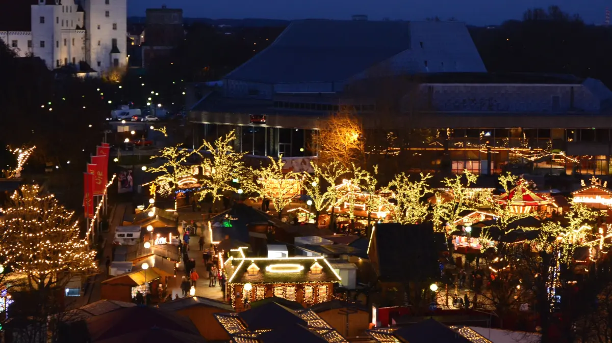 Der Christkindlmarkt in Ingolstadt von oben. Festlich geschmückte Buden zieren den Theaterplatz und verstärken die Vorfreude auf Weihnachten.