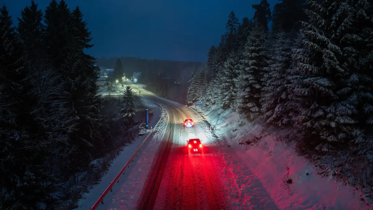 Autos fahren bei Schneefall auf der Bundesstraße 28 bei Freudenstadt. Im Schwarzwald werden bis zu 20 Zentimeter Neuschnee erwartet. +++ dpa-Bildfunk +++