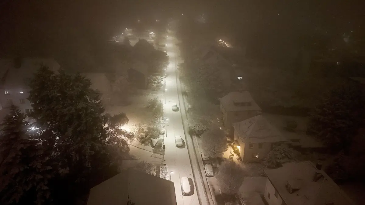 Eine eingeschneite Straße in der kleinen Stadt im Bergischen Land (Aufnahme mit Drohne). +++ dpa-Bildfunk +++
