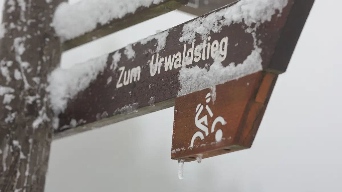 Schnee bedeckt einen Wegweiser auf dem Brocken. In den höheren Lagen des Harzes ist es winterlich geworden. +++ dpa-Bildfunk +++