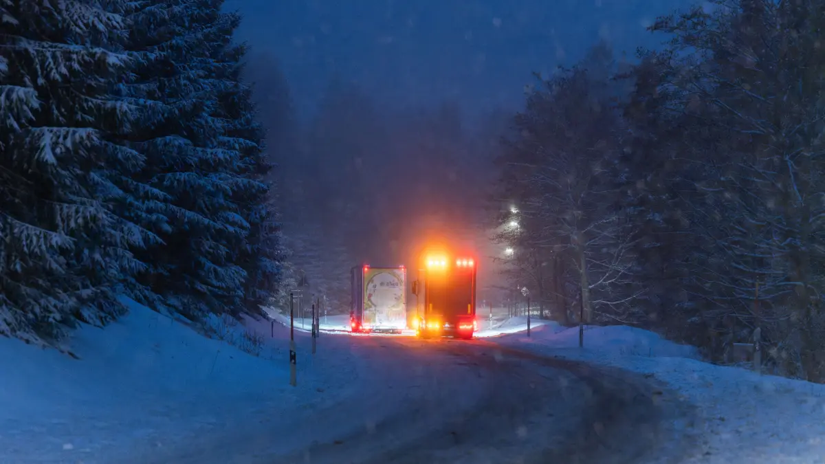 Lkw stehen bei Schneefall auf der Bundesstraße 28 bei Freudenstadt. Im Schwarzwald werden bis zu 20 Zentimeter Neuschnee erwartet. +++ dpa-Bildfunk +++