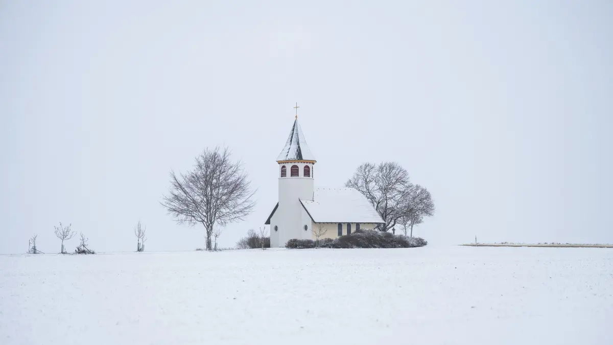 Schnee liegt bei Bösingen (Landkreis Rottweil) auf der Marienkapelle und den Feldern. Im Schwarzwald werden bis zu 20 Zentimeter Neuschnee erwartet. +++ dpa-Bildfunk +++