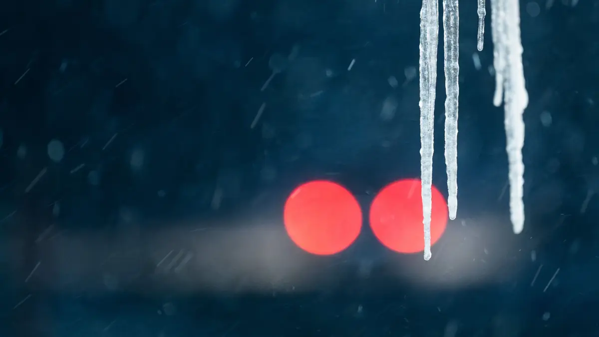 Eiszapfen hängen an einer Tankstelle neben der Bundesstraße 28 bei Freudenstadt. Im Schwarzwald werden bis zu 20 Zentimeter Neuschnee erwartet. +++ dpa-Bildfunk +++