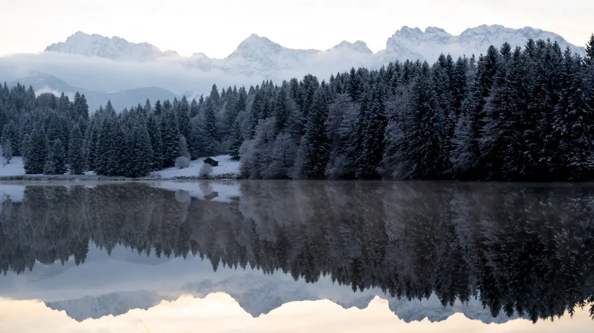Das Karwendelgebirge spiegelt sich im Geroldsee. +++ dpa-Bildfunk +++