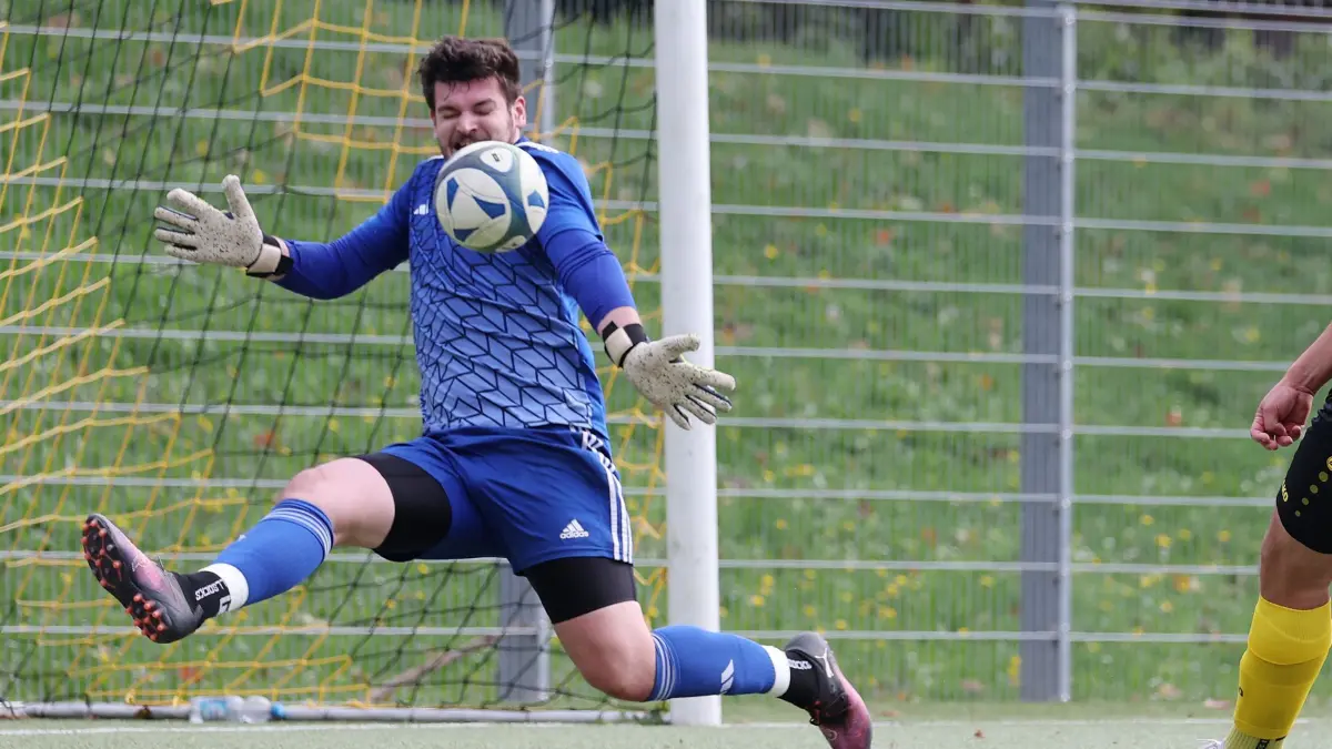 BAU// 11.10.2015 Pleidelsheim Fußball GSV Pleidelsheim vs. SV Leonberg/Eltingen, Tor zum 1:4, v.l. Magnus Schüler (Pleidelsheim), Torschütze Ennio Ohmes (Leonberg)
