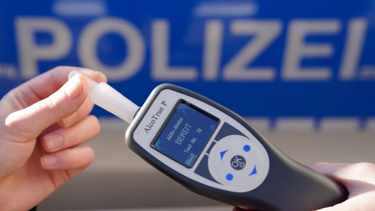 Atemalkohol-Messgerät: ARCHIV - 18.01.2024, Mecklenburg-Vorpommern, Schwerin: Ein Polizist hält ein Atemalkohol-Messgerät zur Überprüfung der Fahrtüchtigkeit eines Autofahrers in der Hand. (zu dpa: «Kontrollen auf Autobahnen: Fahrer unter Alkohol und Drogen») Foto: Marcus Brandt/dpa +++ dpa-Bildfunk +++
