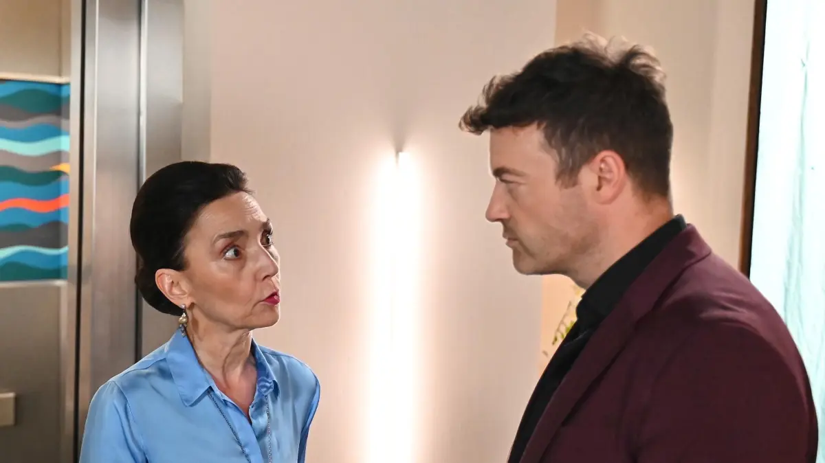 Simone (Tatjana Clasing) schmeißt Ben (Jörg Rohde) raus.