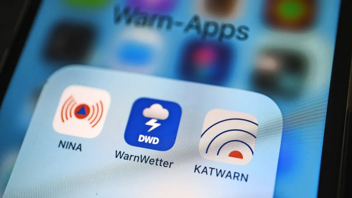 02.12.2022, Nordrhein-Westfalen, Köln: Die NINA Warn-App, das WarnWetter vom DWD und die Katwamrn-App sind auf einem Display zu sehen. Das Bundesinnenministerium und das Bundesamt für Bevölkerungsschutz informieren zum bundesweiten Warntag am 08. Dezember 2022 und der Einführung von Cell Broadcasting. Foto: Oliver Berg/dpa +++ dpa-Bildfunk +++
