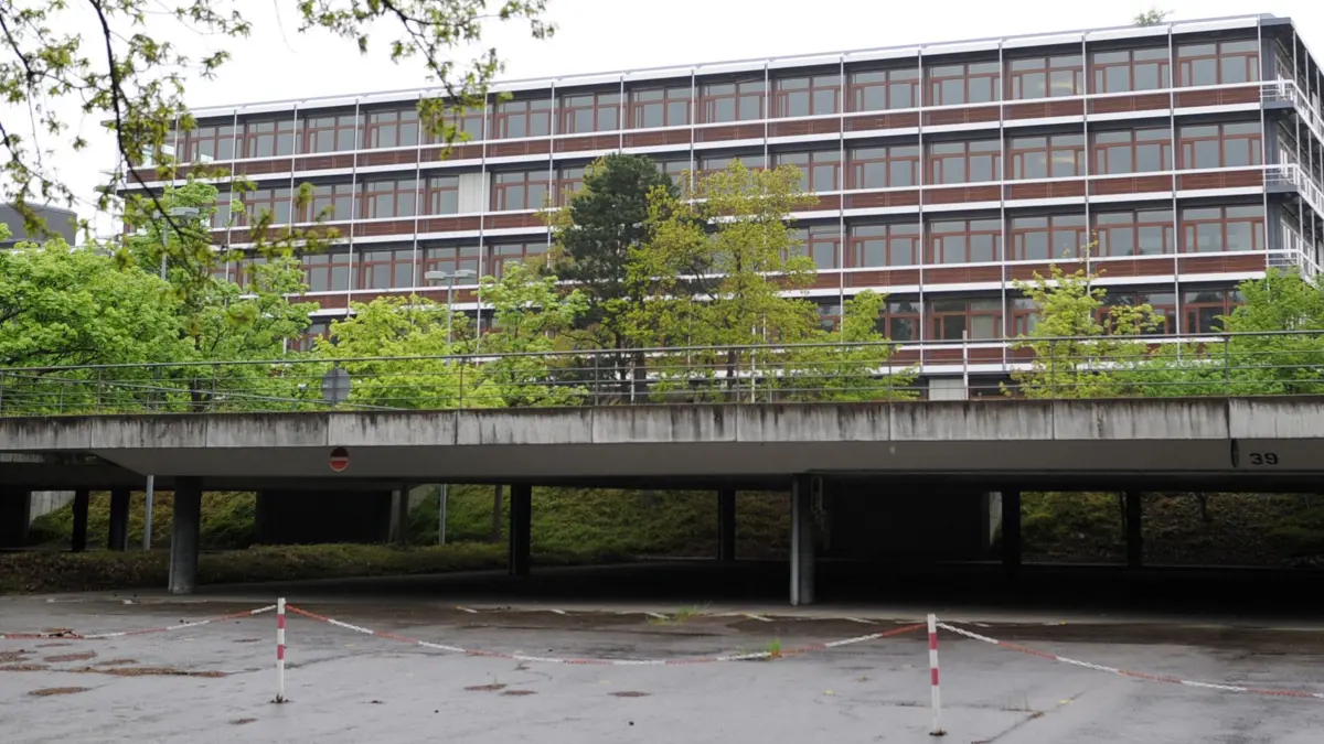 Blick am 10.05.2013 auf die ehemalige Firmenzentrale von IBM in Stuttgart (Baden-Württemberg). Für die einen ist es ein Baudenkmal, für die anderen ein Abrissobjekt. Seit inzwischen gut vier Jahren steht die ehemalige IBM-Zentrale des Stararchitekten Eiermann in Stuttgart-Vaihingen leer. Den Insolvenzverwaltern geht nun das Geld aus. Foto: Daniel Bockwoldt/dpa (Zu lsw Korr: «Idylle vor Verfall - Stuttgart ringt um Lösung für Eiermann-Campus» vom 21.05.2013) +++(c) dpa - Bildfunk+++