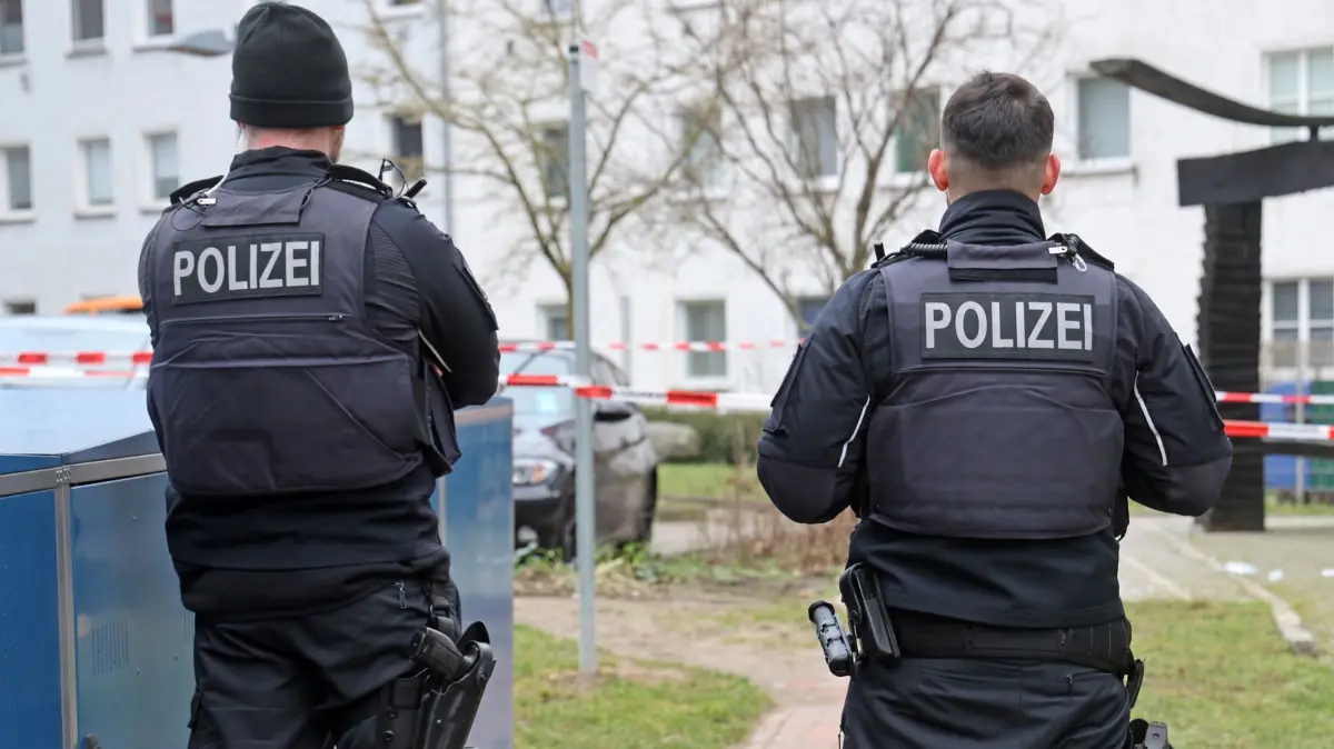 Unbekannter verletzt Frau in Rostock: ARCHIV - 06.02.2025, Mecklenburg-Vorpommern, Rostock: Polizisten sichern den Tatort auf einem Hinterhof, nachdem ein Unbekannter eine Frau schwer verletzt haben soll. Der Täter ist flüchtig, die Geschädigte musste notoperiert werden. (zu dpa: «Nach zehn Monaten: Brutaler Angriff in Rostock ungeklärt») Foto: Bernd Wüstneck/dpa +++ dpa-Bildfunk +++