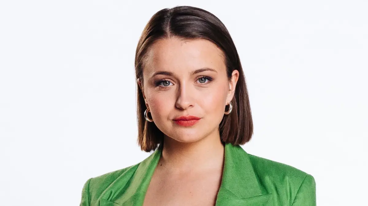 Lucie Ziegler (Julia Wiedemann) lebt derzeit auf Mallorca.