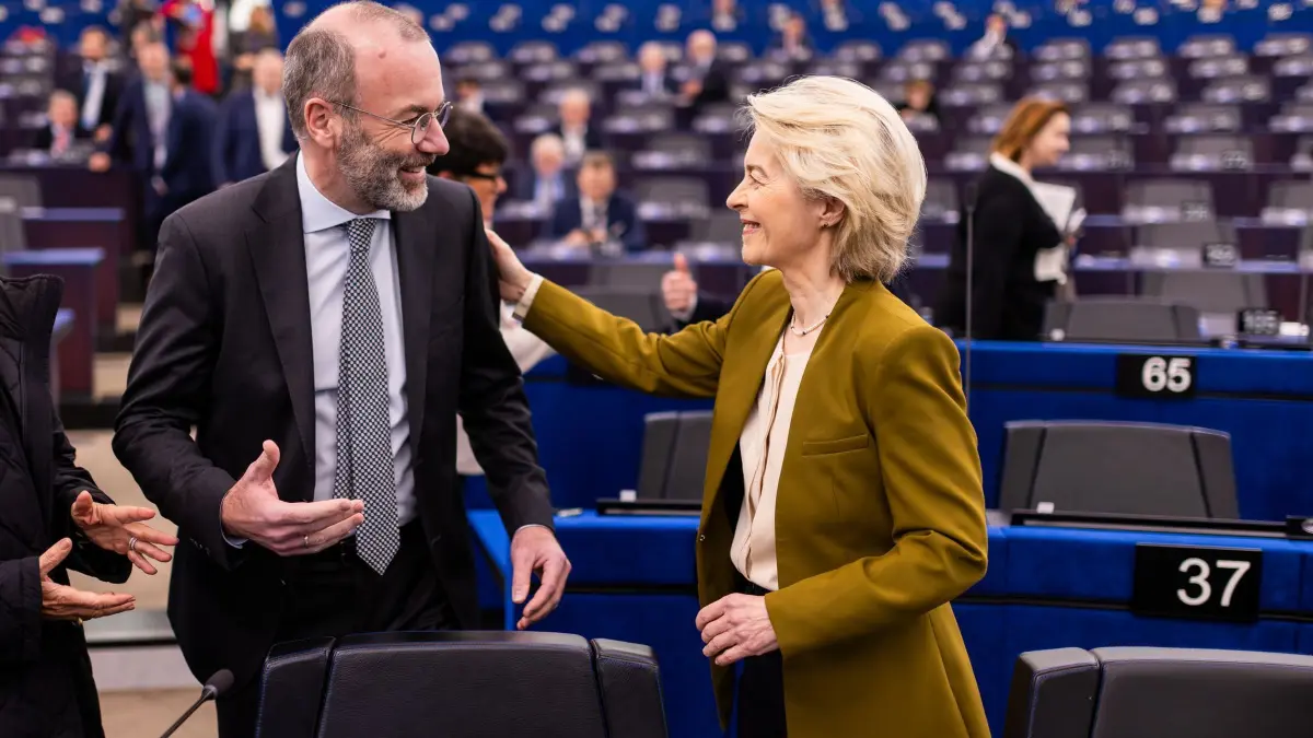 Plenarsitzung des Europäischen Parlaments: 26.11.2025, Frankreich, Straßburg: Ursula von der Leyen (r, CDU), Präsidentin der Europäischen Kommission, steht im Gebäude des Europäischen Parlaments und begrüßt Manfred Weber (l, CSU), Fraktionsvorsitzender der Fraktion EVP. Das EU-Parlament diskutiert voraussichtlich die aktuellen Friedensgespräche im Ukrainekrieg. Die Teilnahme an dieser Debatte von EU-Kommissionspräsidentin von der Leyen ist angekündigt. Die Abgeordneten entscheiden darüber hinaus über die Vereinfachung des EU-Entwaldungsgesetzes und letzte Teile des EU-Haushalts für das nächste Jahr. Außerdem will das Parlament einen Vorschlag annehmen, der die Berichtspflichten beim InvestEU-Programm vereinfacht und seine finanziellen Kapazitäten ausbaut. Es wird zudem unter anderem über einen Bericht zur diplomatischen Strategie und geopolitischen Zusammenarbeit der EU in der Arktis sowie einen Bericht über den Zugang zu Finanzmitteln für kleine und mittlere sowie expandierende junge Unternehmen abgestimmt. Foto: Philipp von Ditfurth/dpa +++ dpa-Bildfunk +++