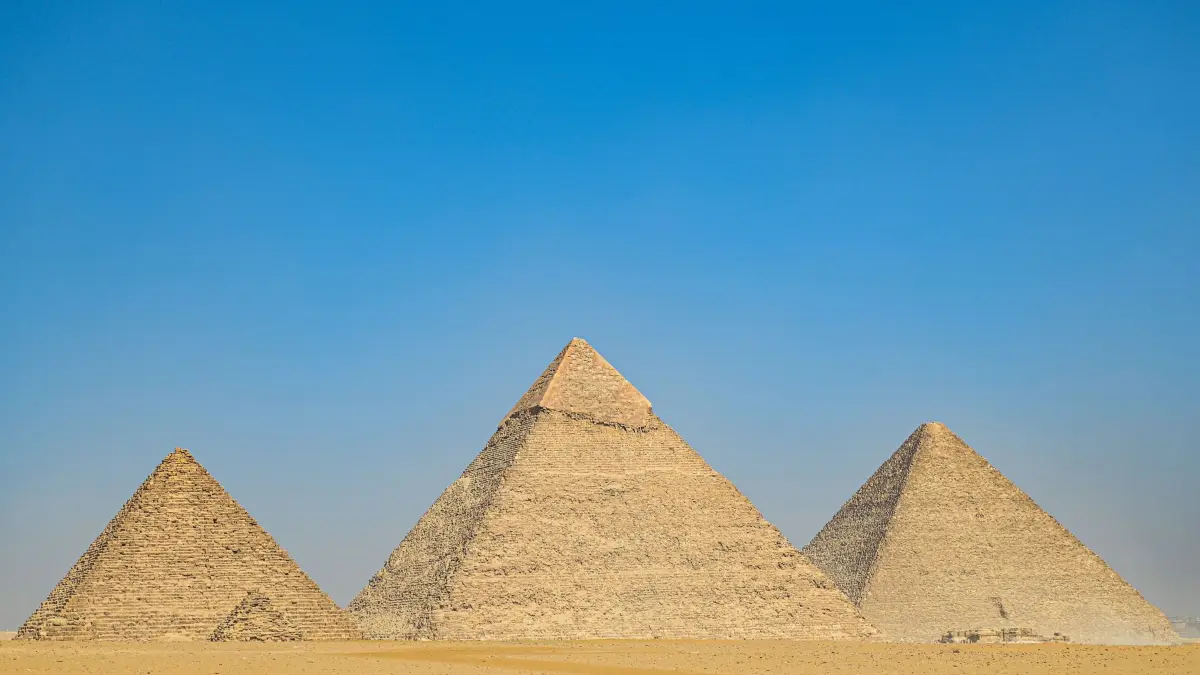 Gesamtansicht der Pyramiden von Gizeh: ARCHIV - Pyramidenbesuch geplant? In Ägypten gibt es «Visa on arrival» – allerdings nur für touristische Zwecke. Foto: Sayed Hassan/dpa/dpa-mag - Honorarfrei nur für Bezieher des Dienstes dpa-Magazin +++ dpa-Magazin +++