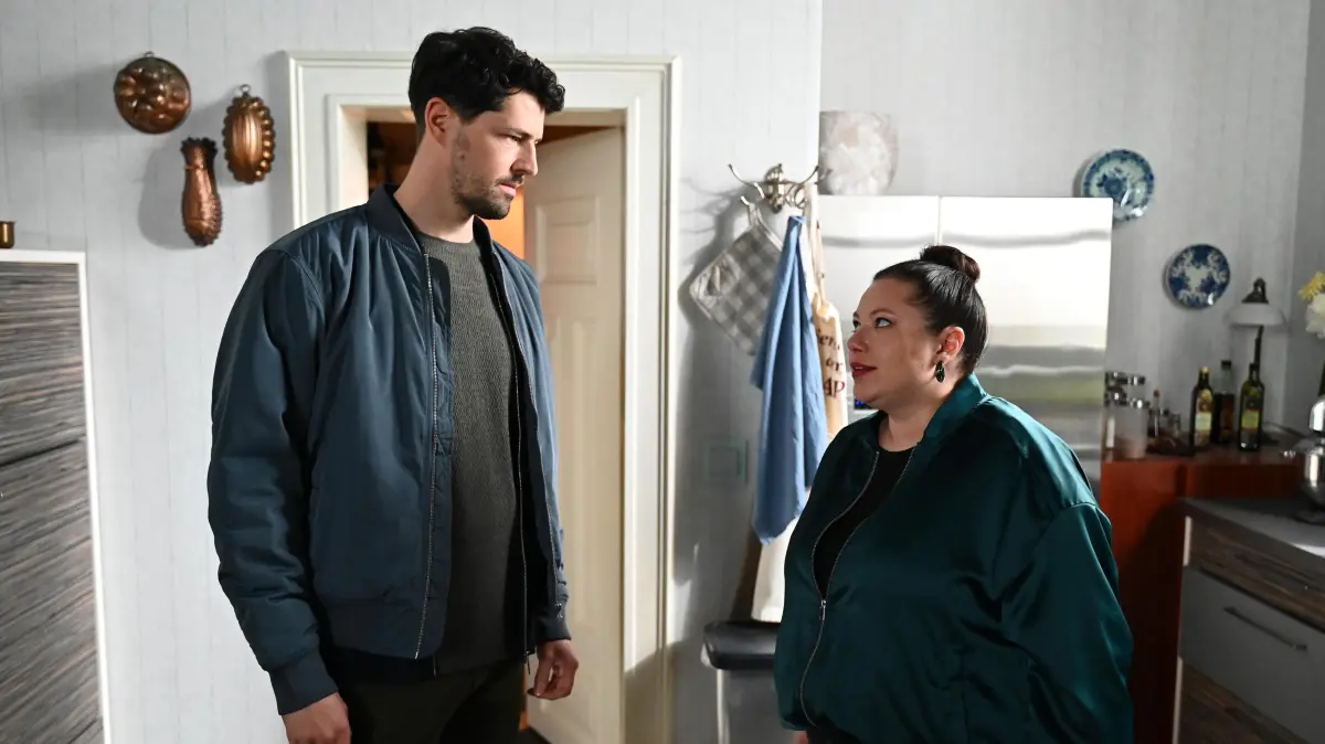 Vanessa (Julia Augustin) ist überrumpelt, als Jan (Daniel Noah) von ihrer verzweifelten Hoffnung weiß.
