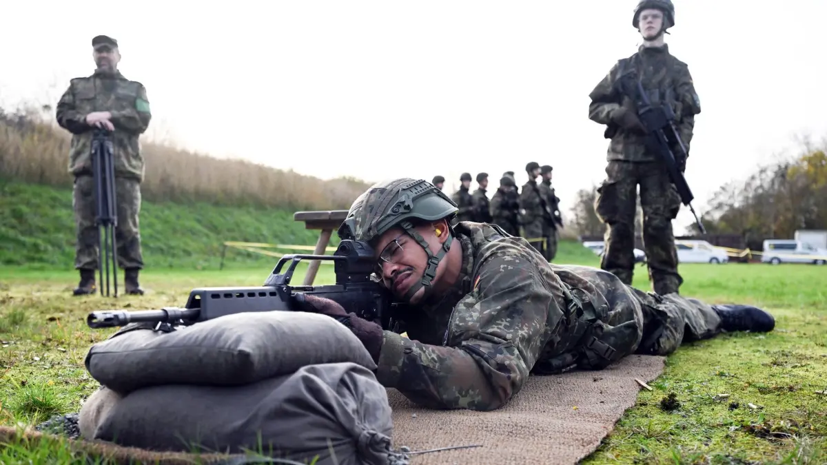 Medientag zur Basisausbildung bei der Bundeswehr: PRODUKTION - 13.11.2025, Nordrhein-Westfalen, Ahlen: Rekruten bei der Gefechtsausbildung im Rahmen eines Medientages zur Basisausbildung bei der Bundeswehr im Aufklärungsbataillon 7. (zu dpa: «Wehrdienst: Grüne für verpflichtende Musterung») Foto: Federico Gambarini/dpa +++ dpa-Bildfunk +++