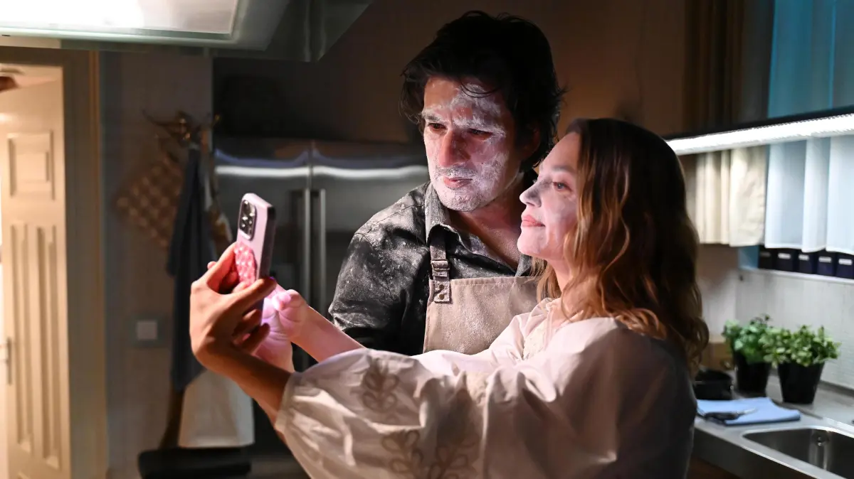 Maximilian (Francisco Medina) will Nathalie (Amrei Haardt) von Matteo ablenken und geht in die Vollen.