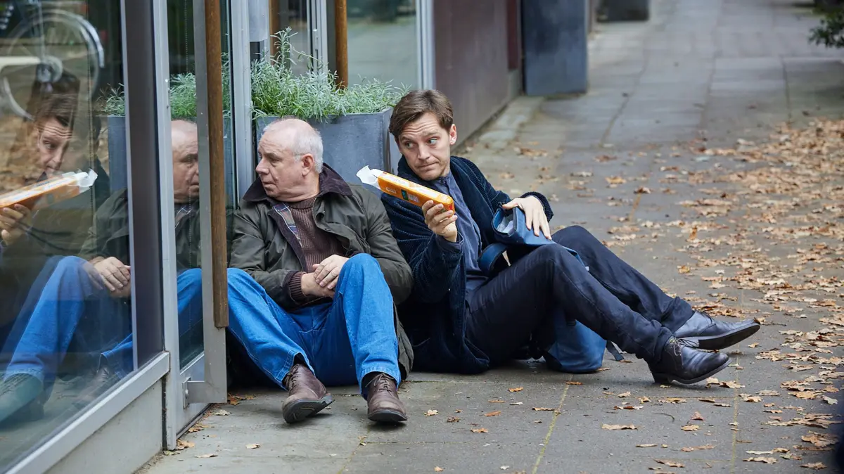 Denis (Jonas Nay, r.) hilft Alfred (Joachim Król) bei der Wiederbeschaffung seines Kunstwerks.