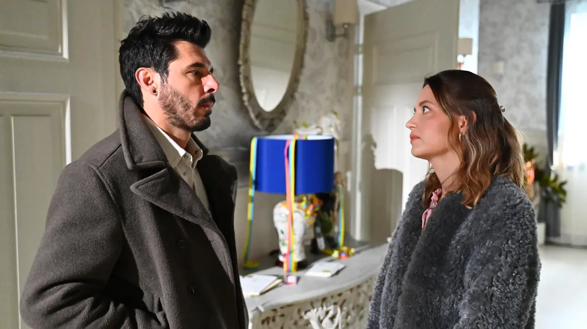 Nathalie (Amrei Haardt) versucht vergeblich, sich dem verletzten Matteo (Riccardo Angelini) zu erklären.