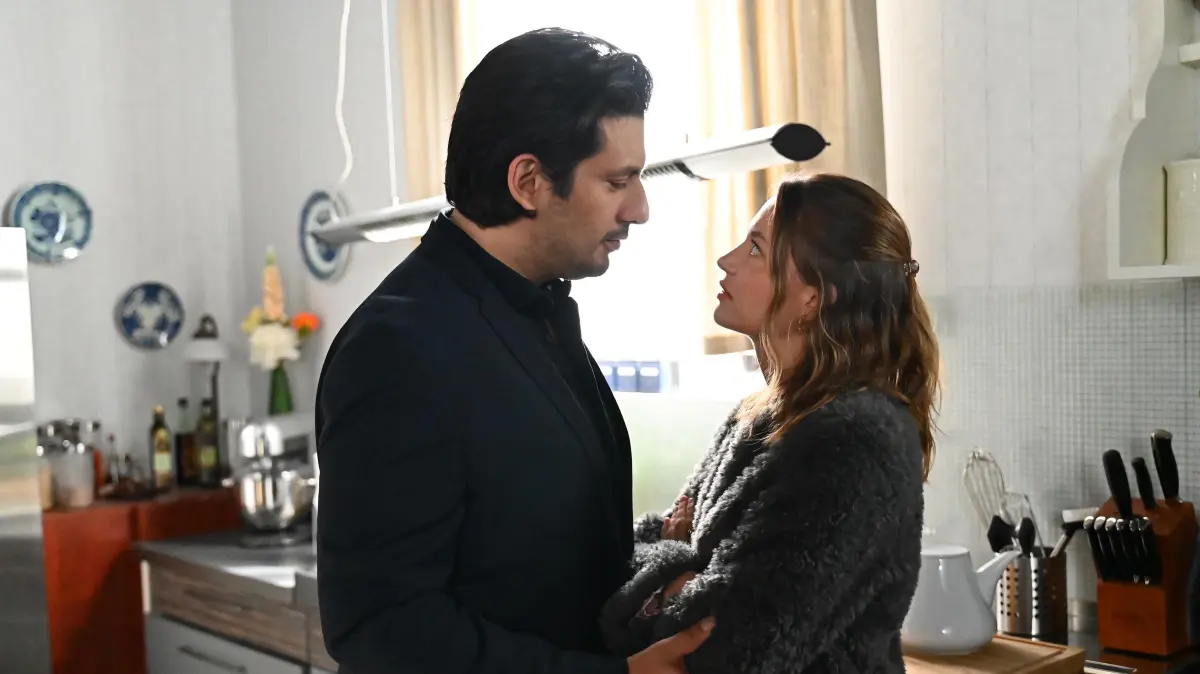 Maximilian (Francisco Medina) und Nathalie (Amrei Haardt) haben Gefühle füreinander.