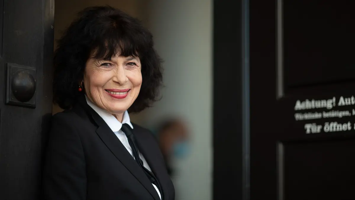 Shortlist Deutscher Buchpreis 2021- Autorin Monika Helfer: ARCHIV - 01.10.2021, Hessen, Frankfurt/Main: Autorin Monika Helfer steht vor einer Lesung der Autorinnen und Autoren der Shortlist Deutscher Buchpreis 2021 am Literaturhaus Frankfurt. (zu dpa: «Monika Helfer erhält im Januar Carl-Zuckmayer-Medaille») Foto: Sebastian Gollnow/dpa +++ dpa-Bildfunk +++
