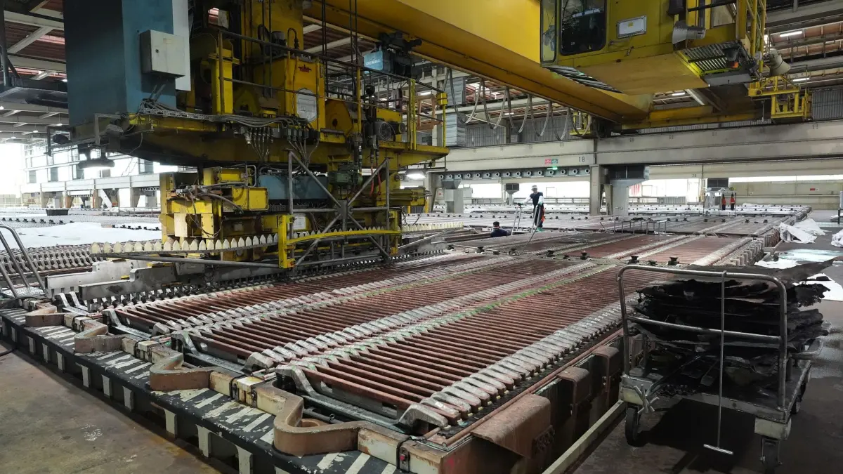 Kupferproduzent Aurubis AG: PRODUKTION - 16.07.2025, Hamburg: Mit einem Kran werden Kupferanoden in die Elektrolysebäder im Elektrolyse Werk Ost (ELWO) bei der Aurubis AG gehoben. In der ELWO werden Kupferanoden in den Elektrolysebädern eingehängt, die mit schwefelsauren, kupferhaltigen Lösungen gefüllt sind. Die Säurebäder in Verbindung mit Gleichstrom ermöglichen die elektrolytische Abschiebung von Kupfer auf den Kathodenplatten. Die Kupferkathoden sind rechteckige Platten aus nahezu reinem Kupfer mit einem Reinheitsgrad von 99, 99 Prozent. Im Fachjargon werden diese Platten auch „Vierneuner-Kupfer“ genannt. Die Aurubis AG ist ein börsennotierter Kupferproduzent sowie Kupferwiederverwerter mit Sitz in Hamburg. (zu dpa: «Aurubis verdient im Tagesgeschäft weniger») Foto: Marcus Brandt/dpa +++ dpa-Bildfunk +++